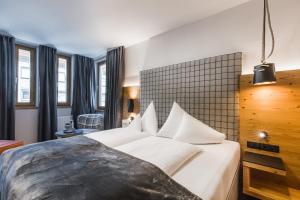 Postel nebo postele na pokoji v ubytování Hotel Vier Jahreszeiten