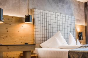 Postel nebo postele na pokoji v ubytování Hotel Vier Jahreszeiten