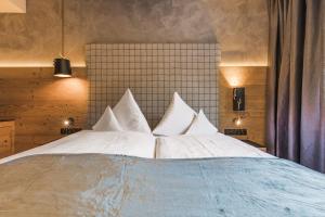 Postel nebo postele na pokoji v ubytování Hotel Vier Jahreszeiten