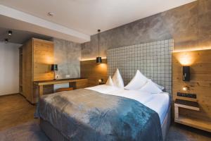 Postel nebo postele na pokoji v ubytování Hotel Vier Jahreszeiten