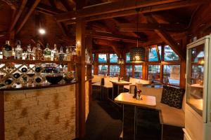 bar w restauracji ze stołami i kieliszkami w obiekcie Penzion Pohoda w Trutnovie