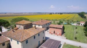 una vista aérea de una casa con un viñedo en Cortona Resort-Le Terre Dei Cavalieri en Cortona