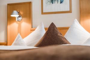 Postel nebo postele na pokoji v ubytování Hotel Vier Jahreszeiten