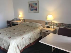 Un pat sau paturi într-o cameră la DC Lodge