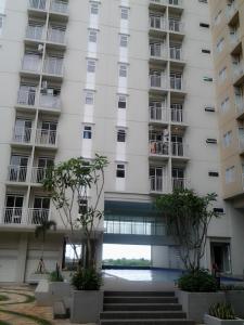 un gran edificio blanco con escaleras en la parte delantera en Apartemen Bogor Valley Family Staycation, en Bogor