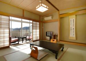 A seating area at Itoen Hotel New Sakura