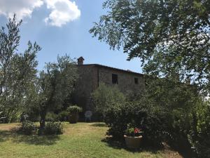 une vue extérieure d'un bâtiment avec des arbres et des plantes dans l'établissement La Casa del Tatone, à Gambassi Terme