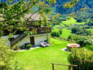 een tuin met uitzicht op een huis bij Modern charme studio in Chalet in Ponto Valentino