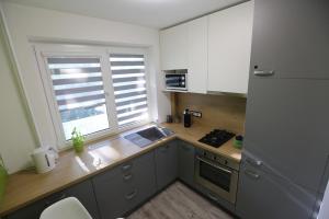 Cuina o zona de cuina de Modern & Homely Apartment - FREE PARKING - NETFLIX