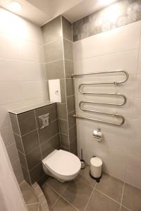 Ένα μπάνιο στο Modern & Homely Apartment - FREE PARKING - NETFLIX +20 φωτογραφίες