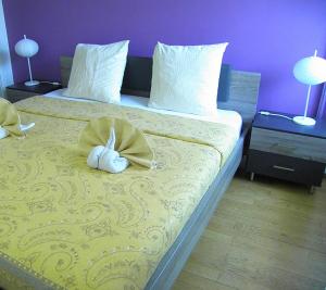Postel nebo postele na pokoji v ubytování Auberge au Cavalier