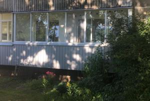 ein weißes Haus mit Fenstern und Pflanzen davor in der Unterkunft Modern & Homely Apartment - FREE PARKING - NETFLIX in Kaunas