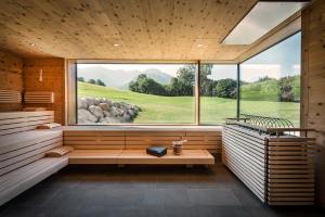 een kamer met een sauna en een groot raam bij Klosterhof – Alpine Hideaway & Spa in Bad Reichenhall