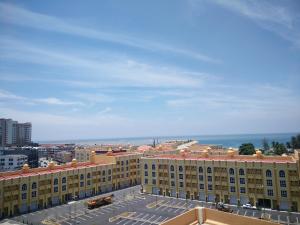 ein großes Gebäude mit einem Parkplatz davor in der Unterkunft Casa Inderaloka Pantai Batu Buruk in Kuala Terengganu