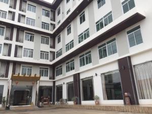 zewnętrzny widok budynku w obiekcie Leelawadee Grand Hotel w mieście Udon Thani