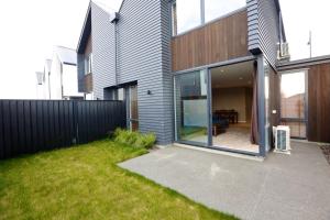 Imagen de la galería de Golden Sun Apartment -Two bedrooms, Three bedrooms, en Christchurch