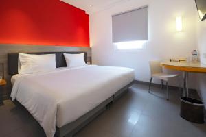 Postel nebo postele na pokoji v ubytování Amaris Hotel Sriwedari Solo
