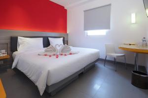 Postel nebo postele na pokoji v ubytování Amaris Hotel Sriwedari Solo + 28 fotografií