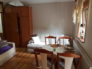 una sala de estar con una mesa y un sofá en Apartman Cici, en Zlatibor