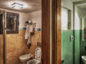カピターナにあるEucalipti 1のバスルーム(トイレ、洗面台付)