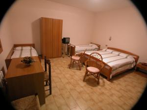 Postel nebo postele na pokoji v ubytování Albergo-Ristorante"Parco alle Noci"tra la Cascata delle Marmore,Labro e valle Santa di S Francesco