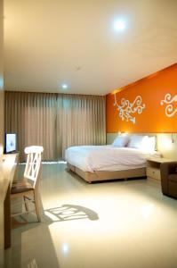 Giường trong phòng chung tại Jolly Suites&Spa Petkasem