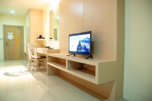 A television and/or entertainment centre at Jolly Suites&Spa Petkasem
