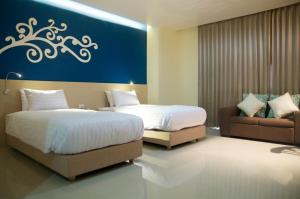 Säng eller sängar i ett rum på Jolly Suites&Spa Petkasem
