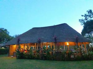 Bushbaby Lodge في Mukono: منزل كبير بسقف من القش