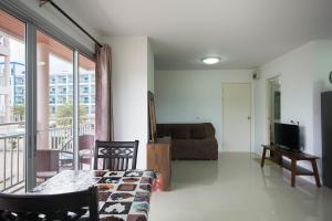 Televisyen dan/atau pusat hiburan di Grandbeach 2 Condominium by malai