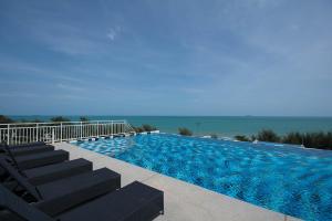 Kolam renang di atau dekat dengan Grandbeach 2 Condominium by malai