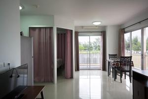 Ruang duduk di Grandbeach 2 Condominium by malai