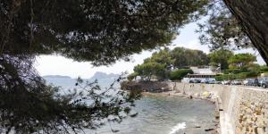 a view of a beach with people in the water at Magnifique T2 standing piscine proche mer in La Ciotat