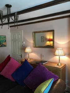 - un salon avec un canapé et deux lampes dans l'établissement Weardale Cottage, à Saint Johns Chapel 45 autres photos