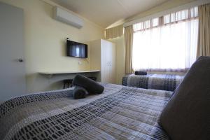 TV a/nebo společenská místnost v ubytování Hi Way Motor Inn