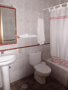 Ένα μπάνιο στο Hostal El Mirador +25 φωτογραφίες