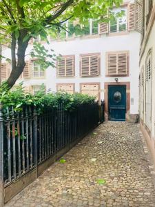 une maison avec une clôture noire et une porte dans l'établissement Writers, à Strasbourg