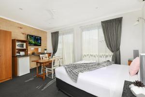 TV a/nebo společenská místnost v ubytování Caboolture Riverlakes Boutique Motel