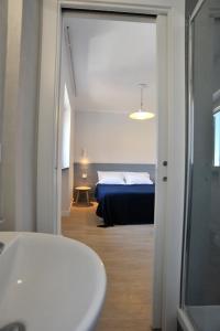 Postel nebo postele na pokoji v ubytování aquarium rooms