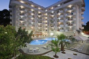 a hotel with a swimming pool in front of it at Hotel Salou Beach Family Rentalmar in Salou