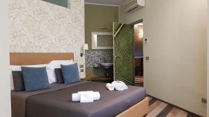 Postel nebo postele na pokoji v ubytování Serendipity Rooms