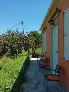 A garden outside Monte Caputo Holiday House