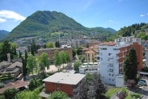 Vista generica sulle montagne o vista sulle montagne dall'interno dell'hotel