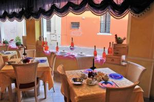 uma sala de jantar com mesas e cadeiras com decorações cor-de-rosa em Albergo Fiorita em Bardolino