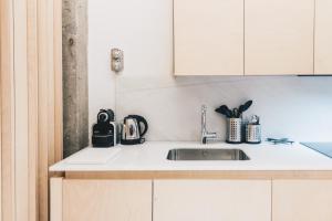 Η κουζίνα ή μικρή κουζίνα στο Kaia Apartment by People Rentals