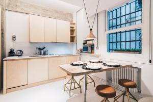 Η κουζίνα ή μικρή κουζίνα στο Kaia Apartment by People Rentals