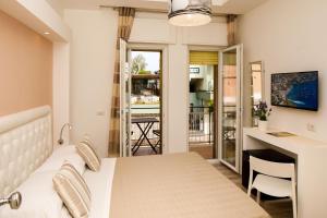 Μια τηλεόραση ή/και κέντρο ψυχαγωγίας στο Sorrento Comfort Rooms con piscina