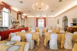 TV a/nebo společenská místnost v ubytování Hotel Lido