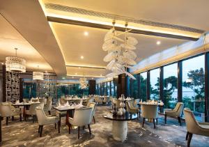 En restaurant eller et andet spisested på Grand Bay Hotel Zhuhai