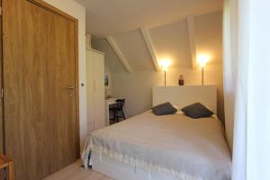 Un dormitorio con una cama con dos almohadas encima. en Holiday Home Blaževci, en Blaževci